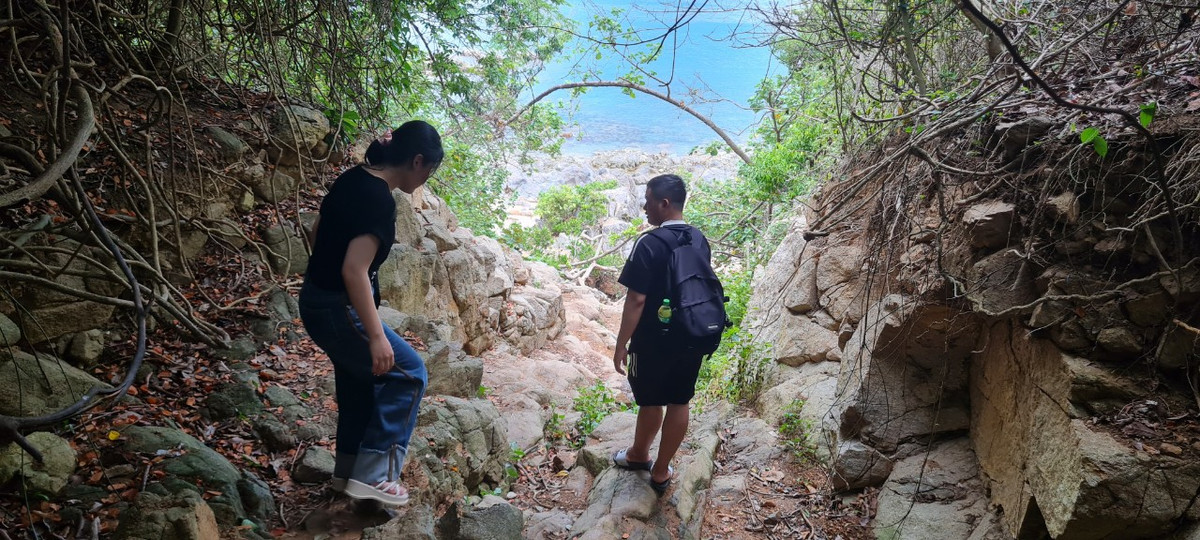 Men theo con đường mòn nhỏ, vượt qua các dốc đá và băng qua lớp cây rừng rậm rạp..., khung cảnh hoang sơ của Ghềnh Bàng hiện ra trước mắt du khách với làn nước biển trong xanh, và các bãi đá nhấp nhô.