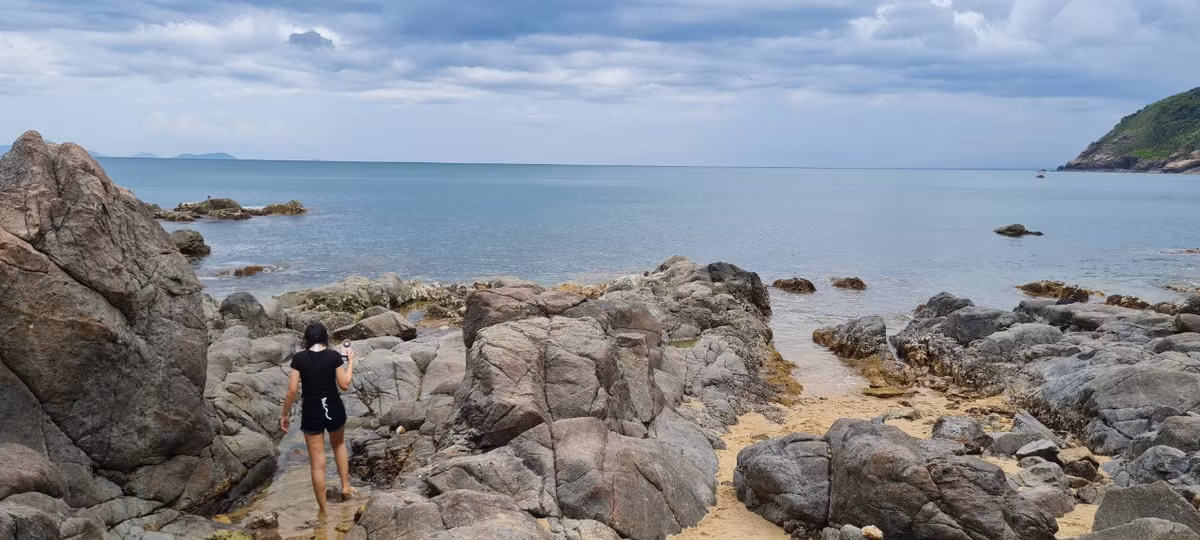 Ghềnh Bàng cùng với bãi đá Obama, bãi cát Vàng, mũi Nghê, ... đã tạo nên những cảnh quan thiên nhiên hoang sơ, cuốn hút du khách đến khám phá Sơn Trà.