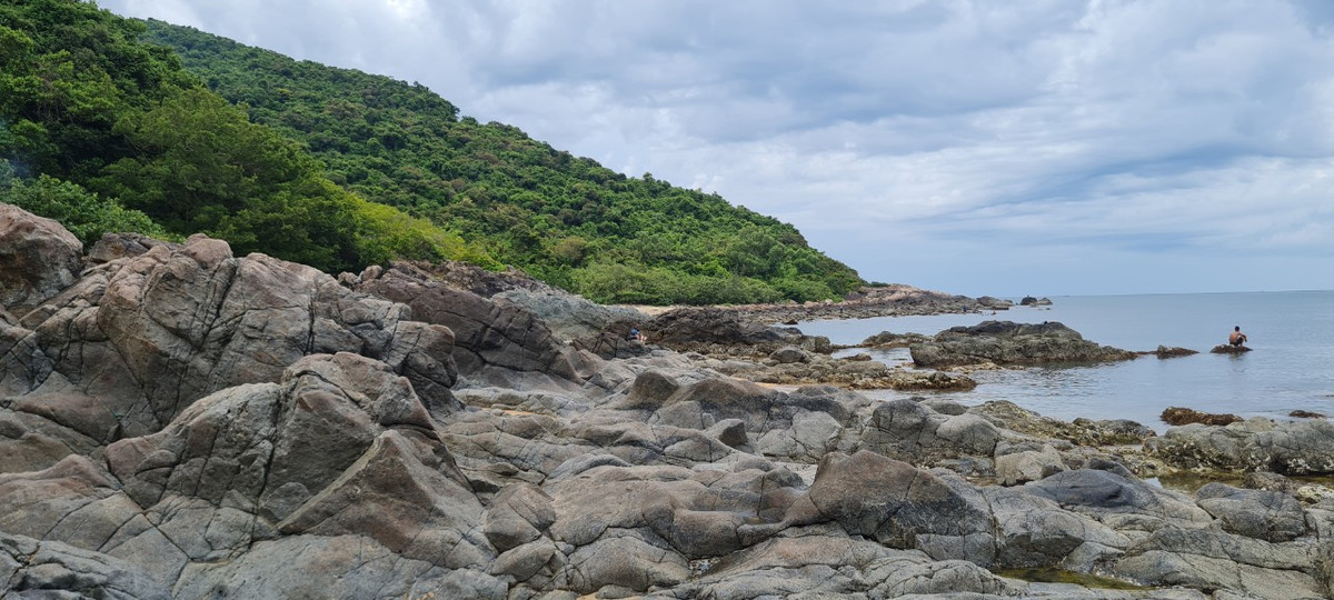 Những khối đá đẹp, nhấp nhô nằm rải rác ôm lấy đường bờ biển.
