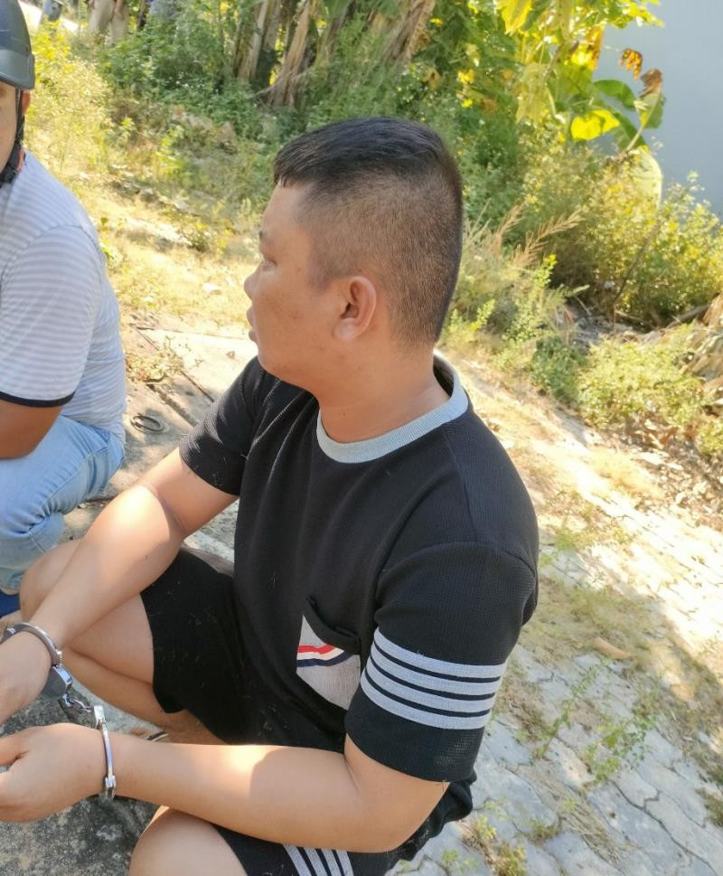 Trung sau khi nhận súng đã ném xuống sông gần khu vực cầu Khuê Đông, quận Ngũ Hành Sơn. Công an đã tìm thấy khẩu súng (tang vật vụ án mạng) dưới chân cầu Khuê Đông thuộc địa bàn phường Hòa Quý.