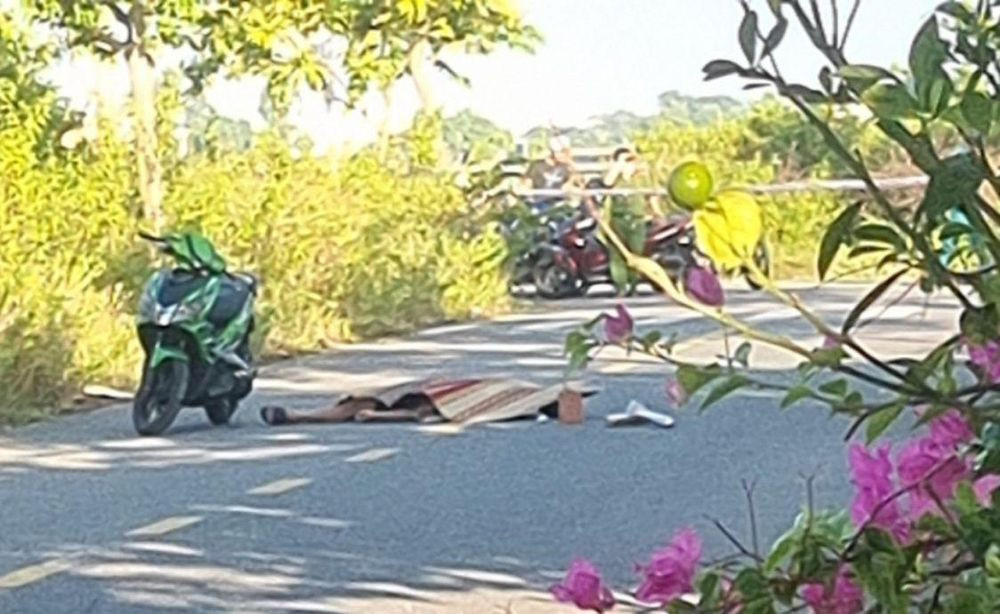 Trong lúc truy đuổi, súng phát nổ khiến một trong bốn thanh niên của nhóm nghi trộm gà ngồi trên xe máy bị té ngã xuống đường và tử vong tại chỗ. Những đối tượng còn lại trong nhóm đã phóng xe bỏ chạy.