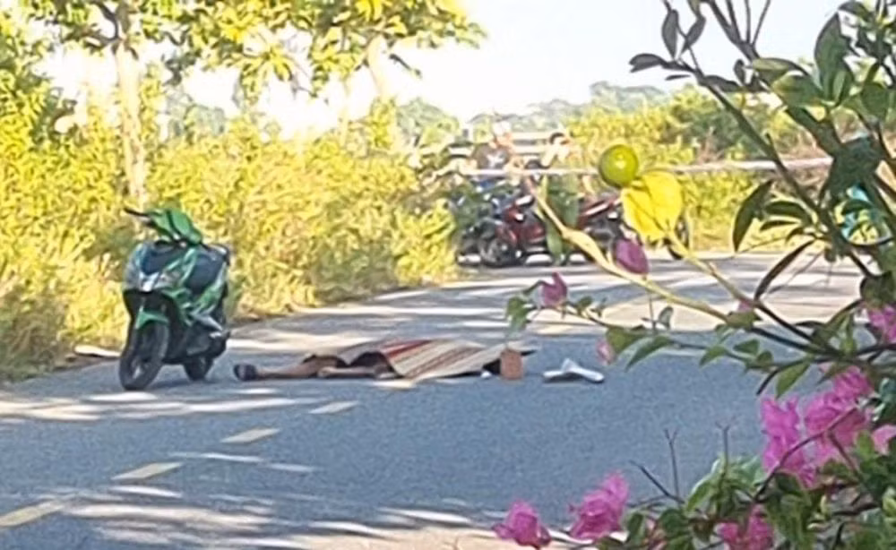 Trong lúc truy đuổi, súng phát nổ khiến một trong bốn thanh niên của nhóm nghi trộm gà ngồi trên xe máy bị té ngã xuống đường và tử vong tại chỗ. Những đối tượng còn lại trong nhóm đã phóng xe bỏ chạy.