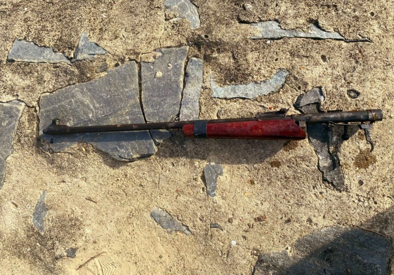 Làm việc với cơ quan công an, Đức cho biết, khoảng rạng sáng ngày 20/7, sau khi được em gái thông báo có kẻ trộm gà nhà mình, Đức liền xuống tầng trệt lấy khẩu súng săn để truy đuổi.