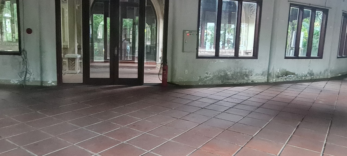 Khu vực nhà hàng, siêu thị mini, cửa hàng thủ công mỹ nghệ,... từng nườm nượp khách ra vào, giờ vắng lặng đìu hiu.