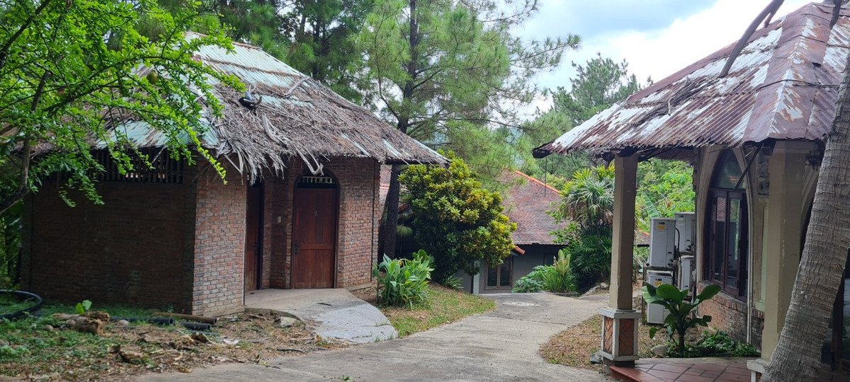 Các biệt thự, bungalow, spa được bố trí nằm quanh trên các sườn dốc thoai thoải vốn là điểm nhấn đặc biệt của Trạm dừng cũng rơi vào tình trạng "cửa đóng then cài".