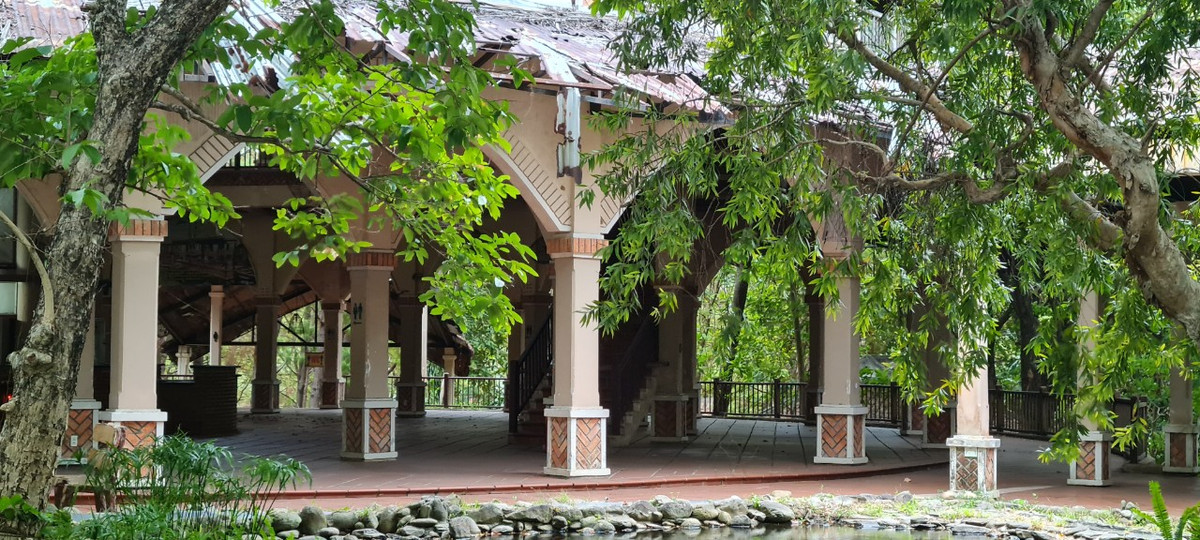 Trạm dừng với thiết kế tựa lưng vào núi và hướng ra biển, một bên là sườn núi, một bên là biển rộng cùng với bầu không khí tươi mát, ôn hòa giữa thiên nhiên xanh mát, nhưng giờ không một bóng người.