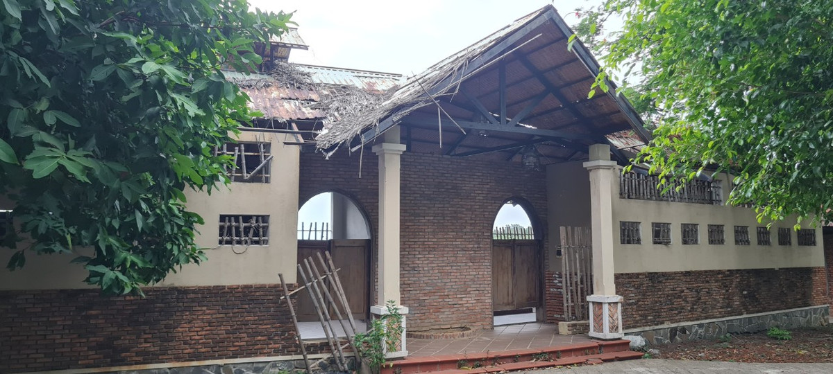 Cảnh hoang phế ở một điểm tham quan, nghỉ dưỡng đình đám một thời.