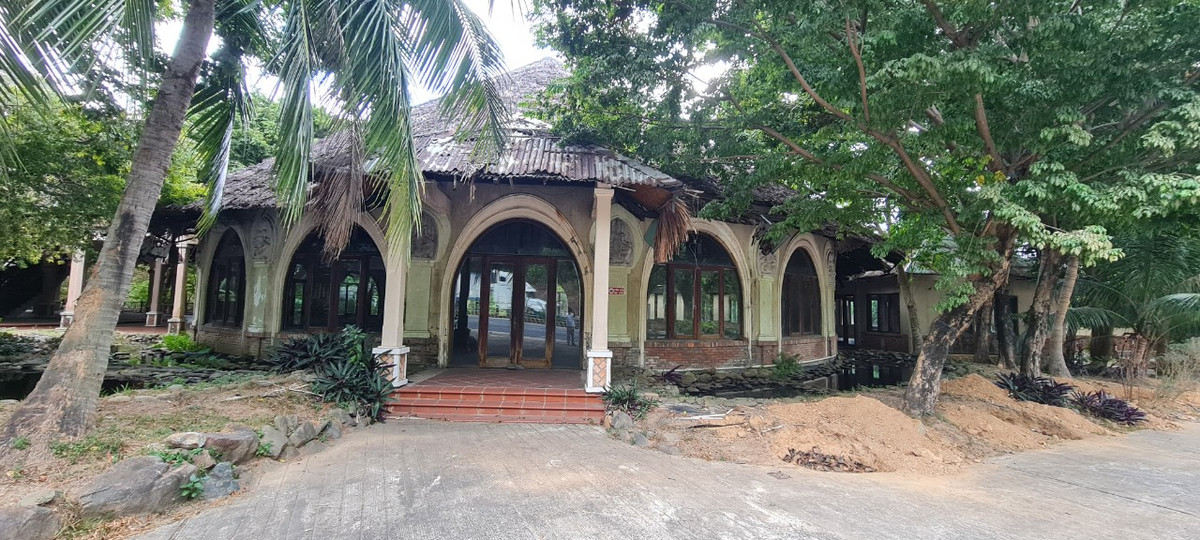 Được biết, trạm dừng chân này chính thức đi vào hoạt động vào năm 2010. Tuy nhiên, hiện tại, dù đang mùa cao điểm du lịch ở Đà Nẵng, nơi đây không một bóng người.