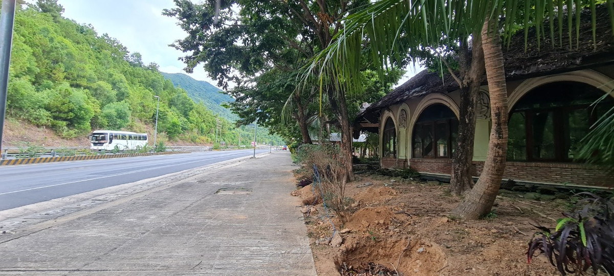 Trạm dừng chân nằm trên đường tránh Nam Hải Vân, thuộc phường Hòa Hiệp Bắc, quận Liên Chiểu, TP. Đà Nẵng, cách hầm đường bộ Hải Vân khoảng 3km.