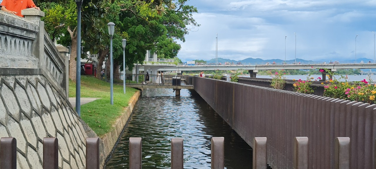 Phần lan can hai bên cầu là những thanh đồng kiên cố, được nhập khẩu hoàn toàn từ Hàn Quốc.