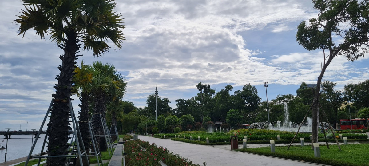 Một bên là công viên với cây cối xanh tươi khiến nơi đây trở thành điểm check in lý tưởng mà du khách không thể bỏ qua.