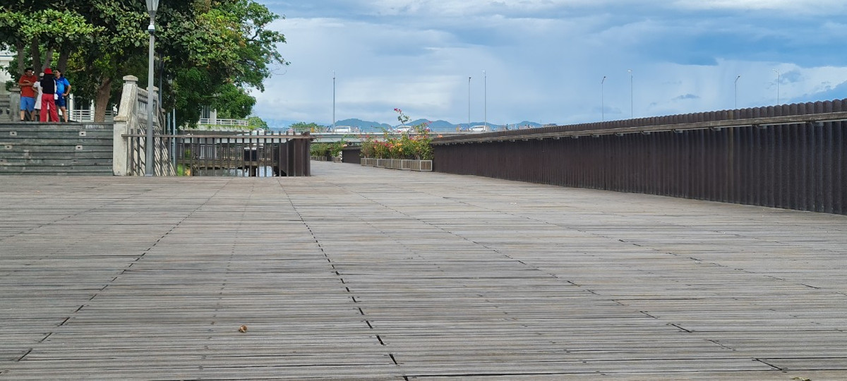 Điểm đặc biệt của cầu đi bộ là diện tích mặt sàn 2440m2 được lát hoàn toàn bằng gỗ lim Nam Phi dày 5cm.