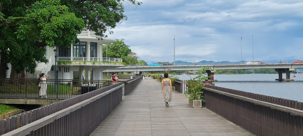 Không chỉ có Đại Nội, chùa Thiên Mụ hay nhà thờ Phủ Cam, cầu gỗ lim Huế đang dần trở thành biểu tượng nổi bật của vùng đất cố đô.