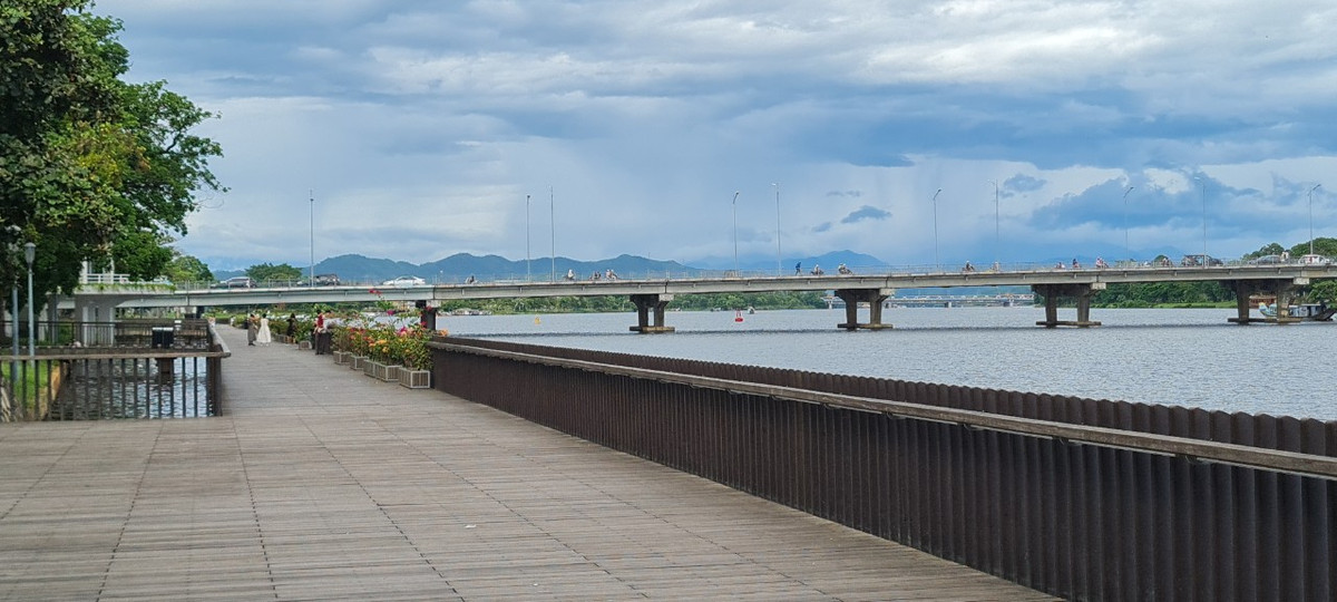 Ngoài ra, lim cũng có khả năng chống mối mọt và phù hợp với đặc điểm thời tiết của Huế nói riêng và của Việt Nam nói chung.