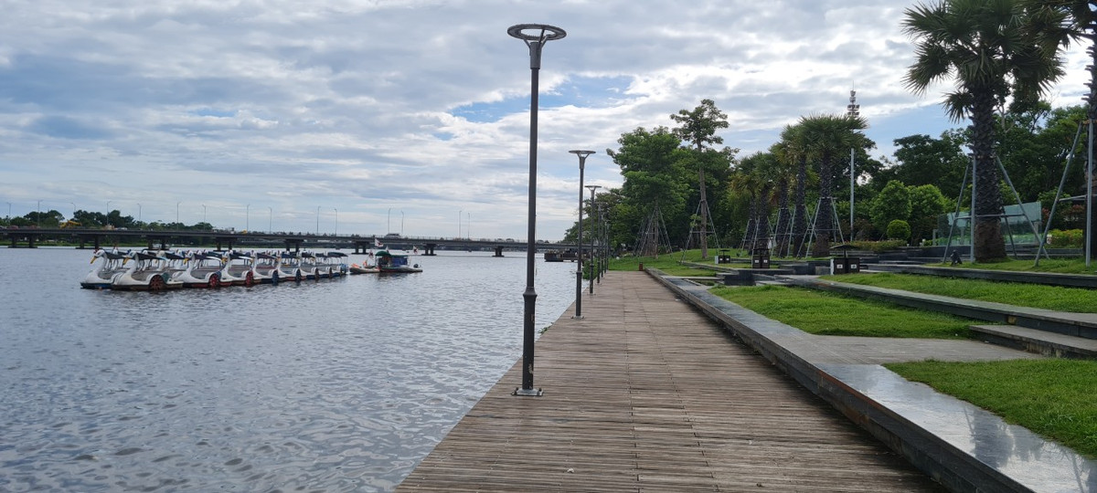 Cầu đi bộ bằng gỗ lim dài khoảng 400m, rộng 4m được thiết kế bằng sàn bê tông cốt thép trên hệ cọc bê tông ly tâm.