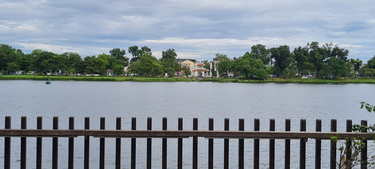 Đây là công trình nằm trong Dự án Quy hoạch chi tiết hai bờ sông Hương có tổng vốn 6 triệu USD do Chính phủ Hàn Quốc tài trợ không hoàn lại 100%; trong đó, dự án thí điểm đường đi bộ trên sông Hương có tổng vốn đầu tư gần 53 tỷ đồng.