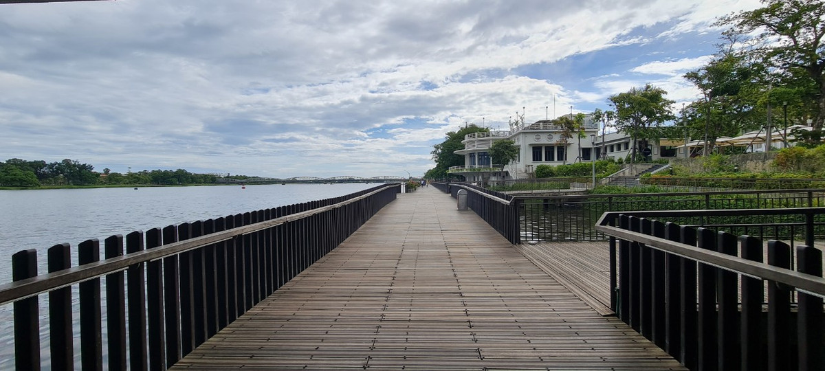  Cầu gỗ lim Huế là tuyến đường đi bộ trên sông Hương, được khởi công và đưa vào sử dụng từ năm 2018.