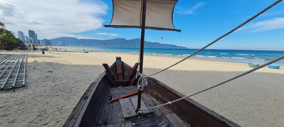 Không chỉ được các tín đồ “xê dịch” trong nước yêu mến, Bãi biển Mỹ Khê Đà Nẵng còn được các trang báo nước ngoài như tờ Forbes của Mỹ, Sunday Herald Sun của Australia… bình chọn là một trong những bãi biển đẹp, quyến rũ nhất hành tinh.