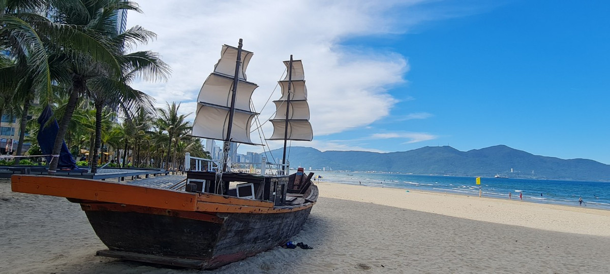 Hay chỉ đơn giản là dạo bước trên bãi cát mịn, tận hưởng cảnh sắc thiên nhiên hoang sơ, thả hồn vào không gian yên bình giữa đất trời.