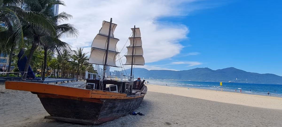 Hay chỉ đơn giản là dạo bước trên bãi cát mịn, tận hưởng cảnh sắc thiên nhiên hoang sơ, thả hồn vào không gian yên bình giữa đất trời.