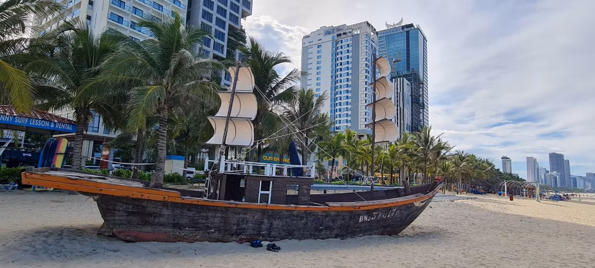 Với chiều dài khoảng 900m, Mỹ Khê nổi tiếng với cả du khách địa phương và quốc tế bởi đáp ứng được tất cả tiêu chí của một bãi biển cao cấp - dễ dàng tiếp cận, thuận tiện về giao thông, vào miễn phí, bờ cát dài phẳng, thích hợp cho các hoạt động ngoài trời, cùng với hàng loạt khu nghỉ dưỡng hạng sang và biệt thự đạt tiêu chuẩn quốc tế.