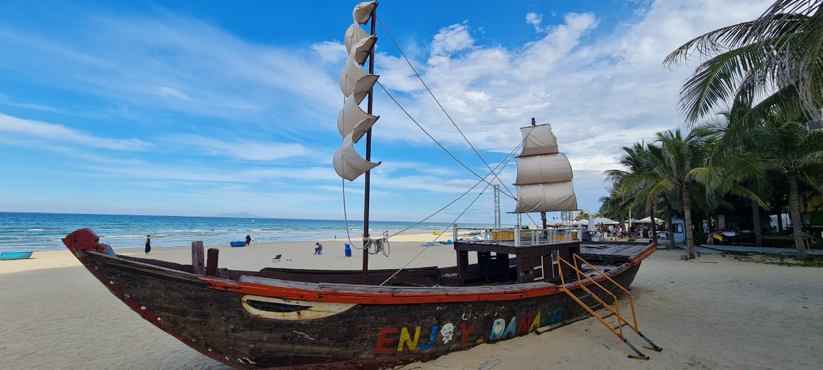 "Mỹ Khê có cát mịn, độ dốc thoai thoải, nước trong và ấm quanh năm, sóng nhẹ, phù hợp để bơi lội. Đây là một trong những bãi biển đẹp nhất Đông Nam Á mà tôi từng ghé thăm", là bình luận của du khách được đăng tải khi nhắc đến bãi biển ở Đà Nẵng.