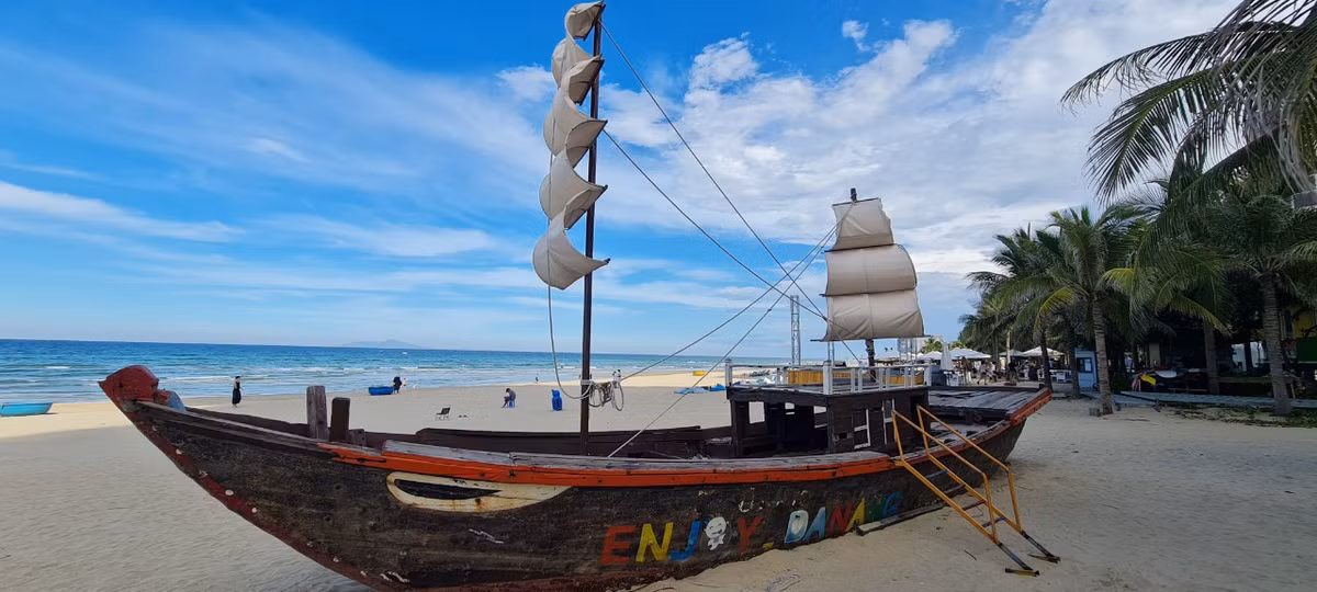 "Mỹ Khê có cát mịn, độ dốc thoai thoải, nước trong và ấm quanh năm, sóng nhẹ, phù hợp để bơi lội. Đây là một trong những bãi biển đẹp nhất Đông Nam Á mà tôi từng ghé thăm", là bình luận của du khách được đăng tải khi nhắc đến bãi biển ở Đà Nẵng.