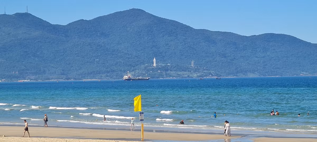 Mới đây, Tripadvisor, website hàng đầu về ứng dụng du lịch, công bố danh sách 10 bãi biển đẹp nhất châu Á năm 2023, trong đó Mỹ Khê là bãi biển duy nhất của Việt Nam được "gọi tên".