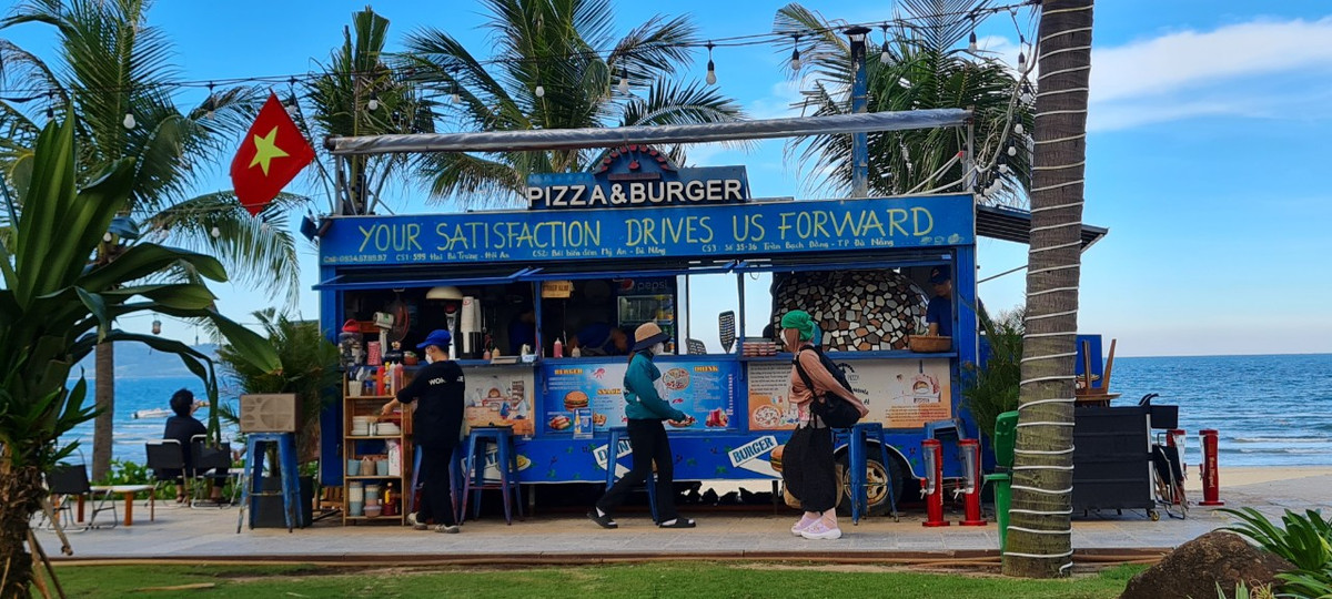 Khu vực vỉa hè với các quầy nước uống và thức ăn nhanh được thiết kế bắt mắt.