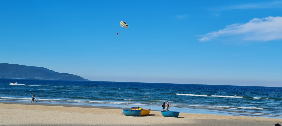 Đà Nẵng là nơi tập hợp nhiều bãi biển đẹp và nổi tiếng, nhưng bãi biển Mỹ Khê vẫn nổi lên như một viên ngọc sáng, thu hút hàng ngàn lượt du khách trong và ngoài nước.