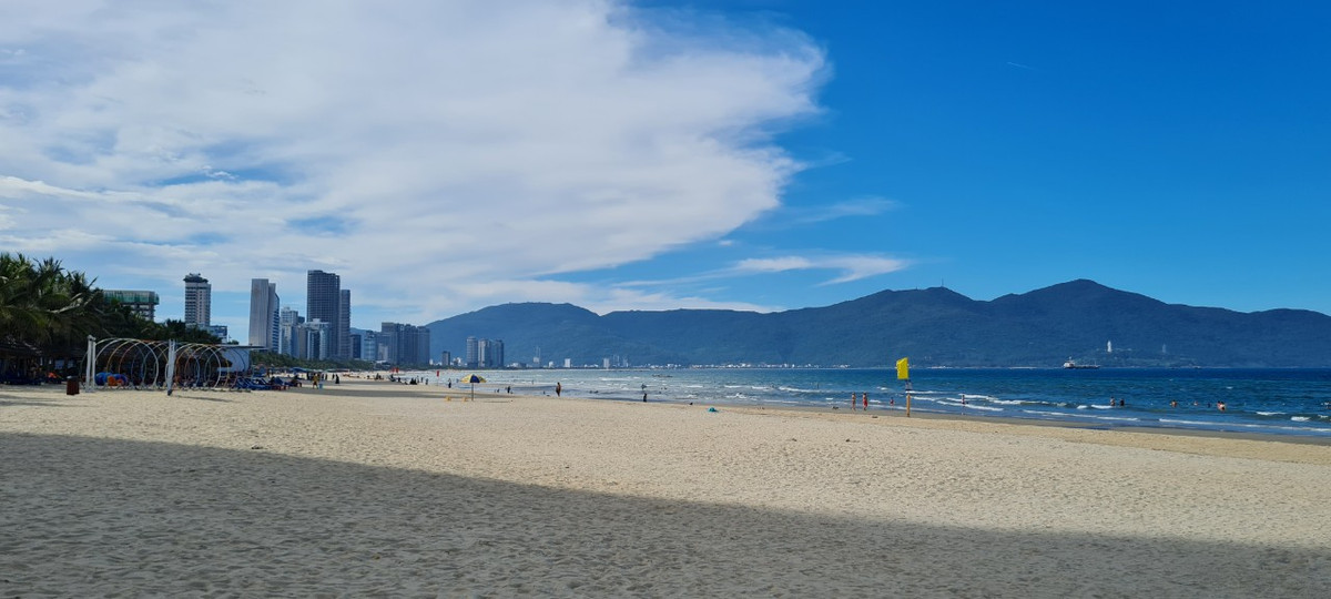 Nổi tiếng với thảm cát trắng mịn, dòng nước ấm quanh năm, nhịp sóng biển ôn hoà và được bao phủ bởi rặng dừa trải dài bao quanh, bãi biển Mỹ Khê toát lên vẻ đẹp hấp dẫn khó cưỡng.