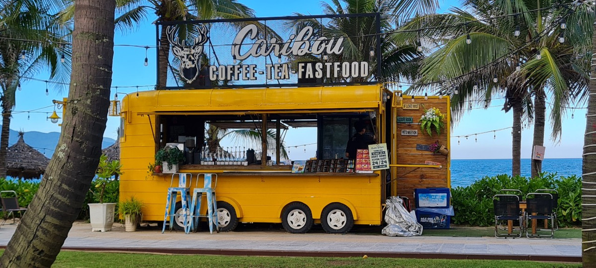 Thưởng thức ly cà phê giữa khung cảnh bao "chill" của biển xanh, cát trắng, sóng vỗ rì rào hòa lẫn trong tiếng gió thổi qua hàng dừa lao xao...