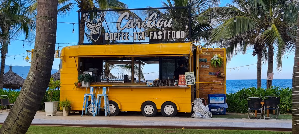 Thưởng thức ly cà phê giữa khung cảnh bao "chill" của biển xanh, cát trắng, sóng vỗ rì rào hòa lẫn trong tiếng gió thổi qua hàng dừa lao xao...