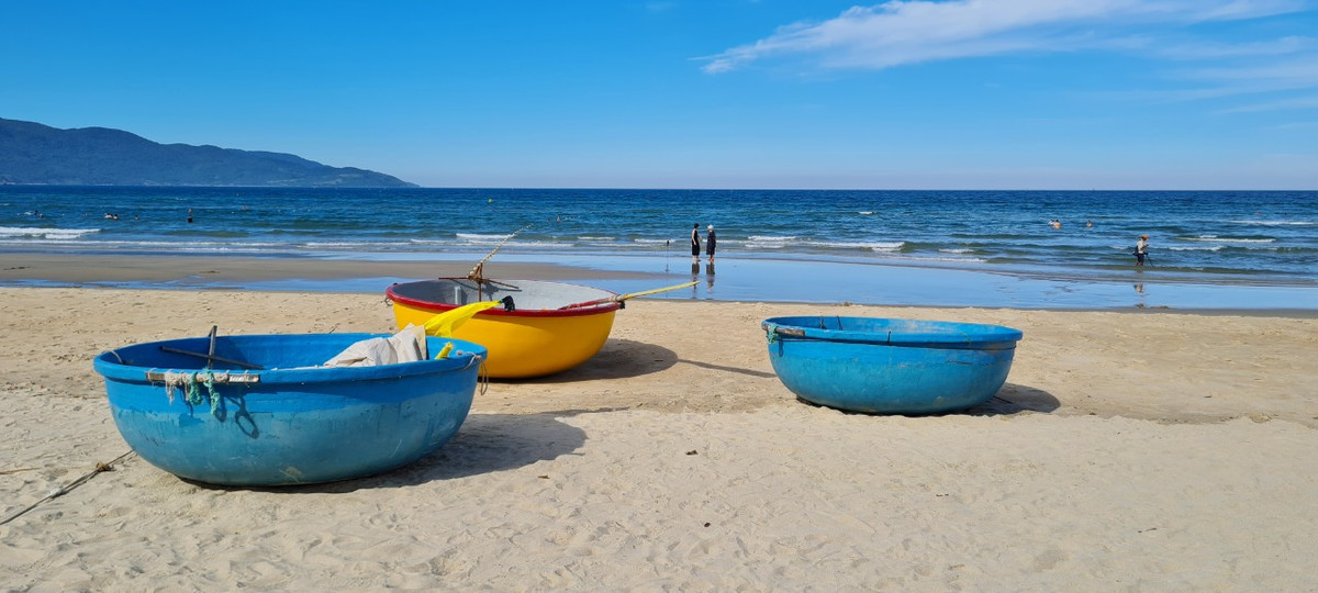 Bãi biển Mỹ Khê nằm trên địa bàn phường Phước Mỹ, quận Sơn Trà, thành phố Đà Nẵng, cách trung tâm thành phố khoảng 2km.