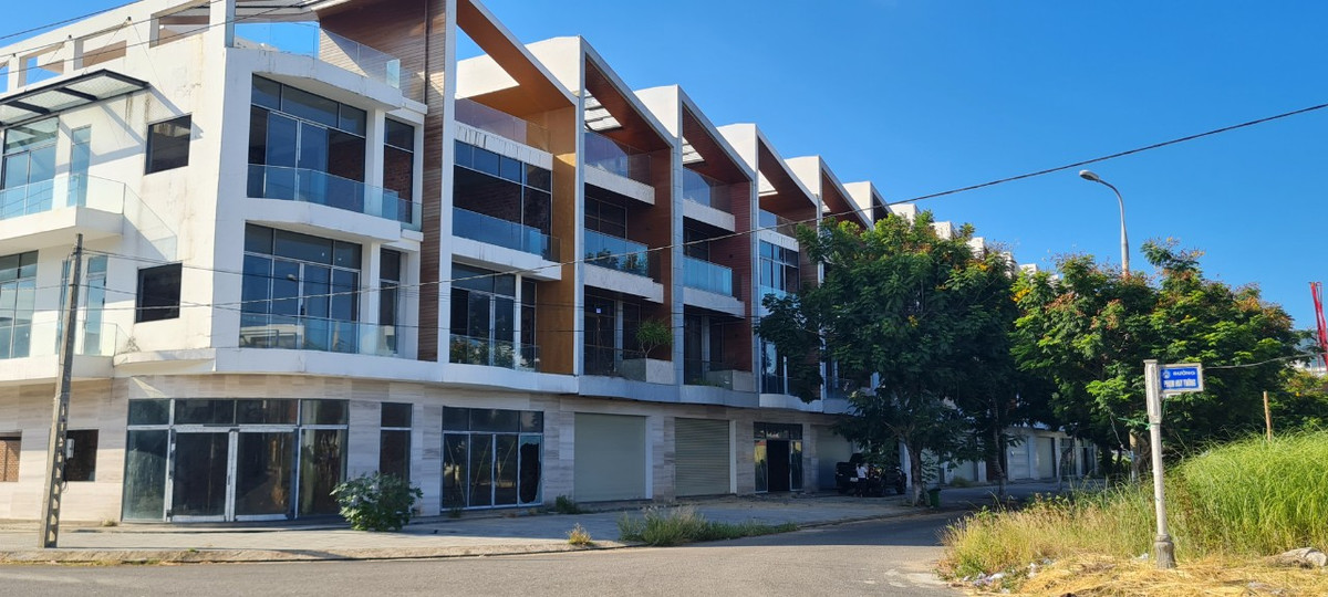  Dự án Marina Complex nằm trên địa bàn phường Nại Hiên Đông, quận Sơn Trà, TP Đà Nẵng. Dự án đình đám từng được giới thiệu có quy hoạch đồng bộ theo tiêu chuẩn cao cấp tạo thành một cộng đồng 5 sao sầm uất với hệ thống nhà phố thương mại (shophouse), biệt thự nghỉ dưỡng có cầu tàu và bến du thuyền.