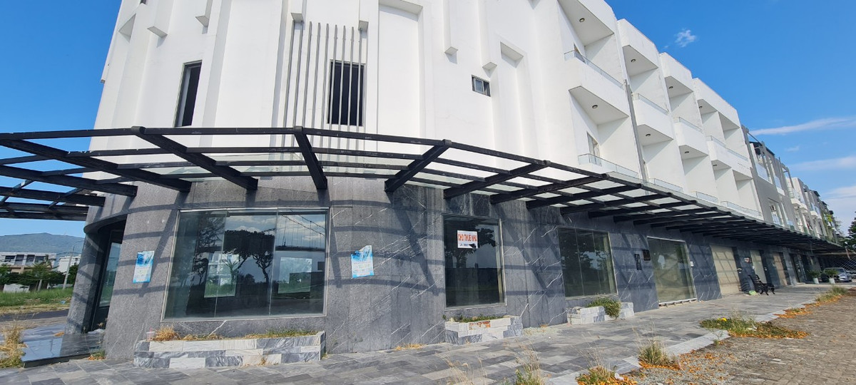 Thế nhưng, chi chít những tấm bảng bán nhà, cho thuê nhà giữa khung cảnh đìu hiu, vắng lặng của dãy shophouse sở hữu 2 mặt tiền đường lớn tại khu đất "vàng" giữa trung tâm thành phố khiến nhiều người ngỡ ngàng.