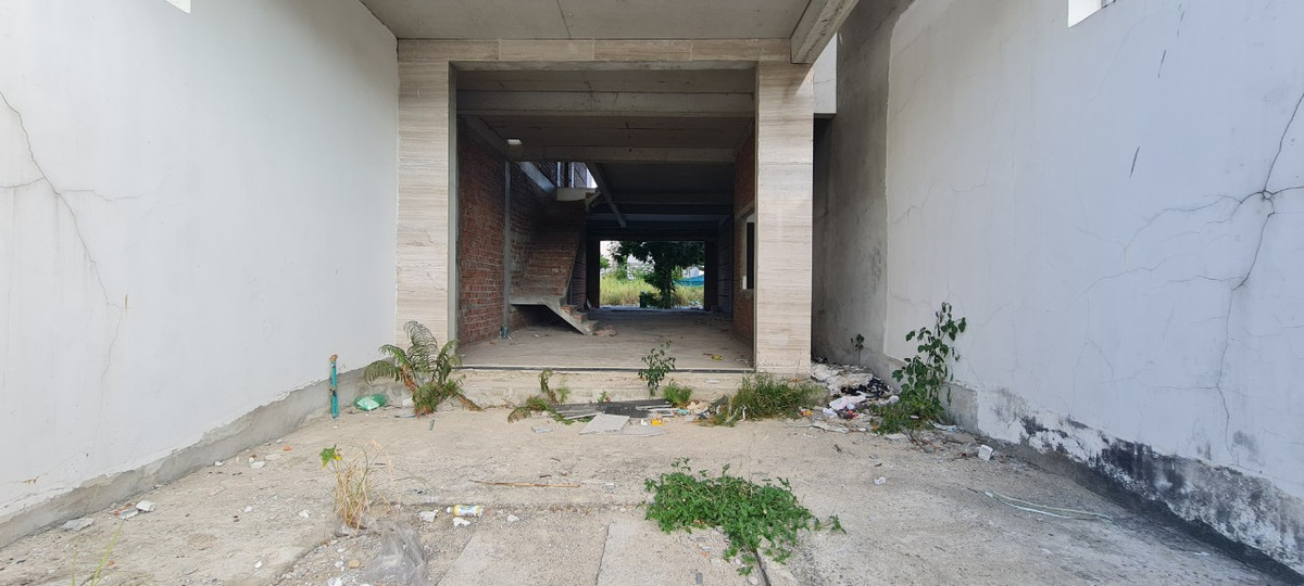 Bỏ hoang lâu ngày, những căn shophouse, nhà phố vốn được định hướng ở phân khúc cao cấp, hạng sang, dành cho giới thượng lưu, giờ thành nơi trồng cỏ.