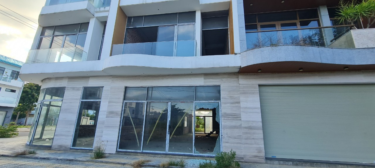 Nằm ngay cạnh cầu Thuận Phước - cầu treo dây võng dài nhất Việt Nam, Marina Complex Đà Nẵng từng được kỳ vọng sẽ mang đến trải nghiệm về một không gian sinh thái bên dòng sông Hàn và hòa mình vào nhịp sống năng động của một thành phố du lịch với tuyến phố đêm đẳng cấp dọc theo trục đường Trần Hưng Đạo.