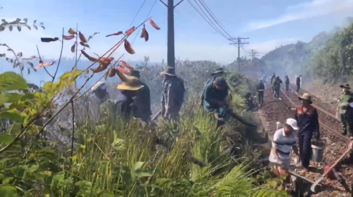 Đồng thời, cắt cử cán bộ liên tục múc nước từ các khe suối gần đó để dập lửa trực tiếp.