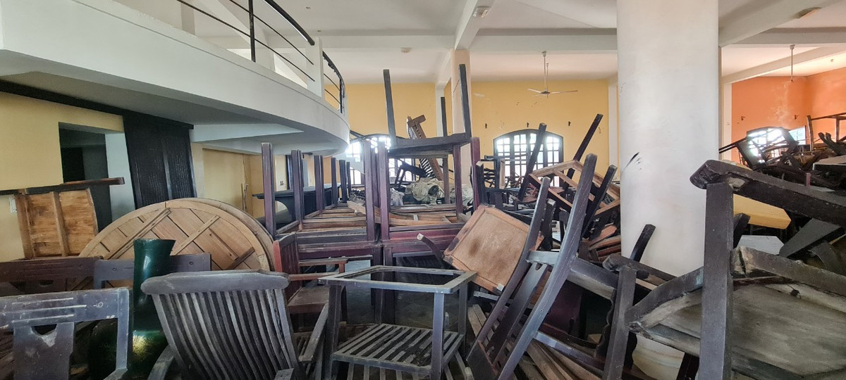 Bên trong các ô cửa vỡ là dãy bàn ghế chỏng chơ.