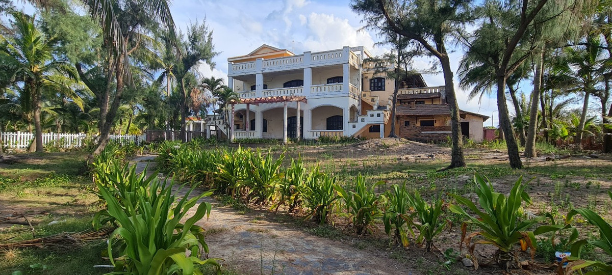 Ngay cạnh bãi biển hoang sơ, yên bình là một ngôi nhà bỏ hoang nhiều năm qua.