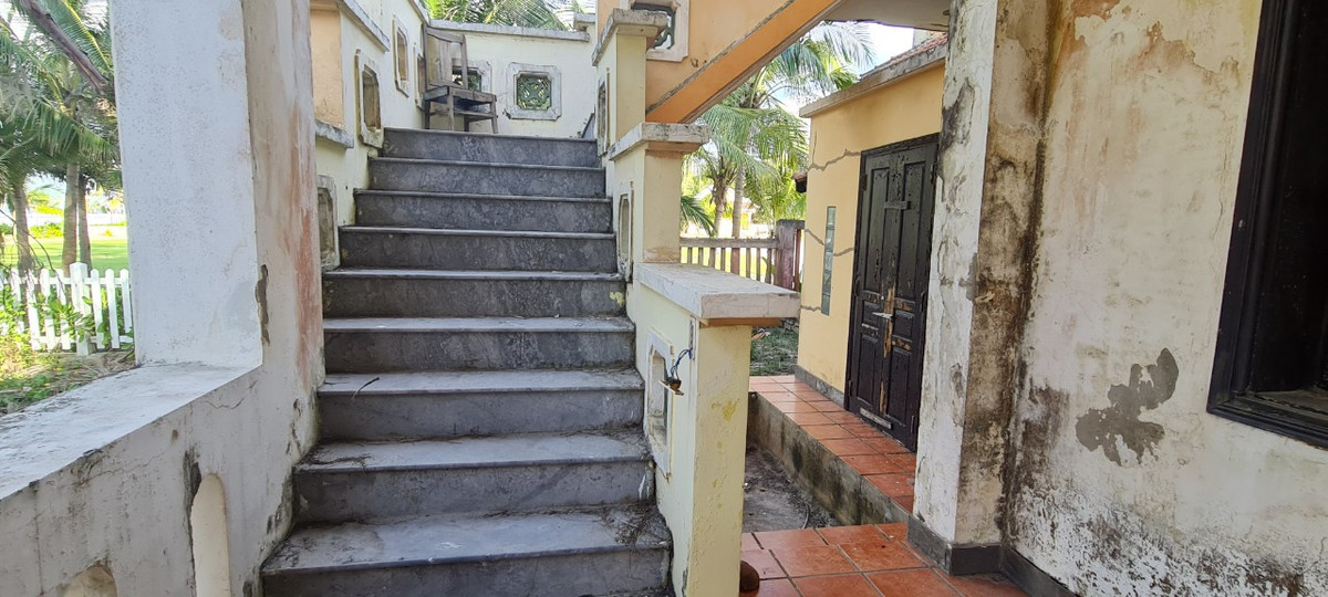 hững mảng tường thấm dột loang lổ, vết nứt chằng chịt.