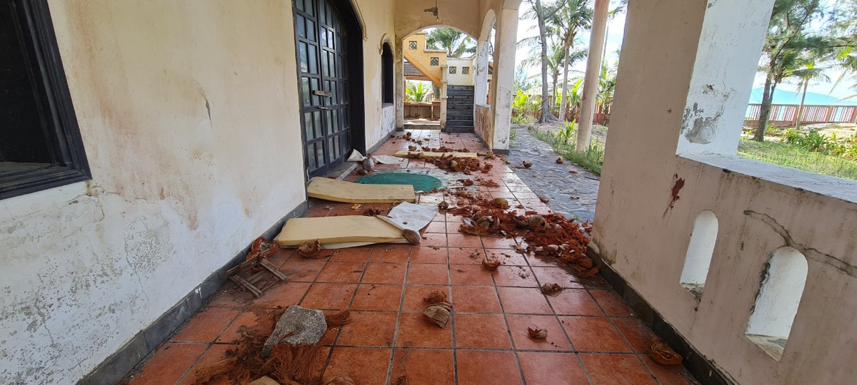 Hàng lang ngổn ngang các vật dụng rơi vỡ.