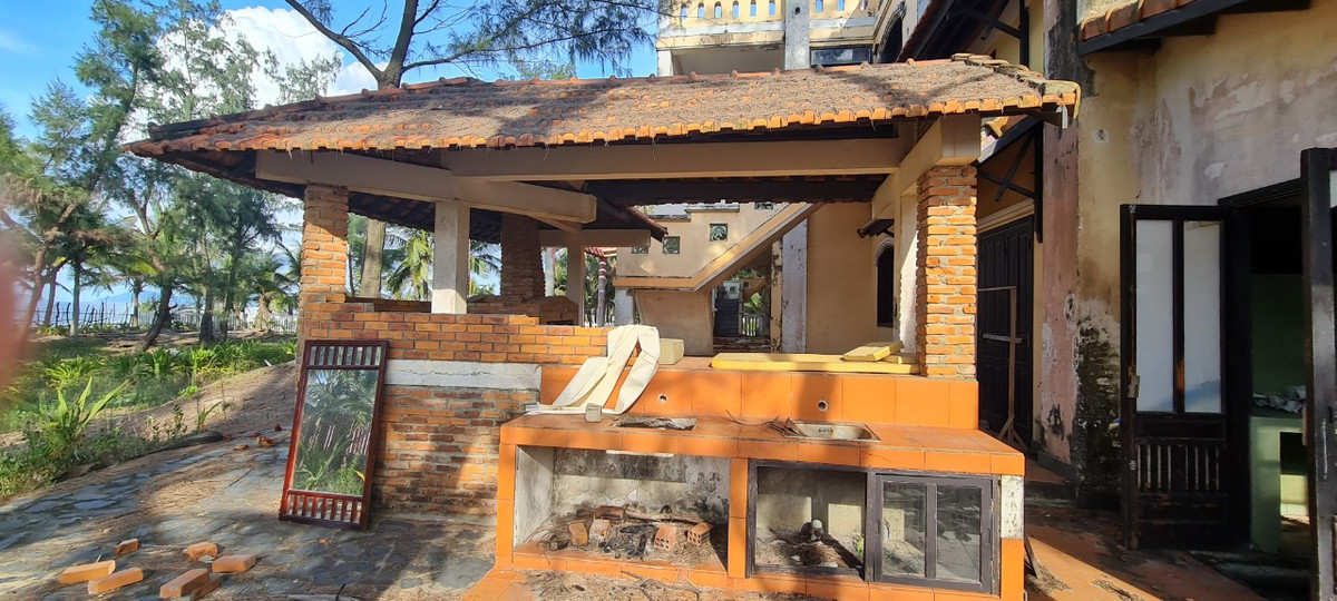 Thế nhưng, bị bỏ hoang nhiều năm, nhiều hạng mục ngôi nhà bắt đầu xuống cấp hư hỏng.