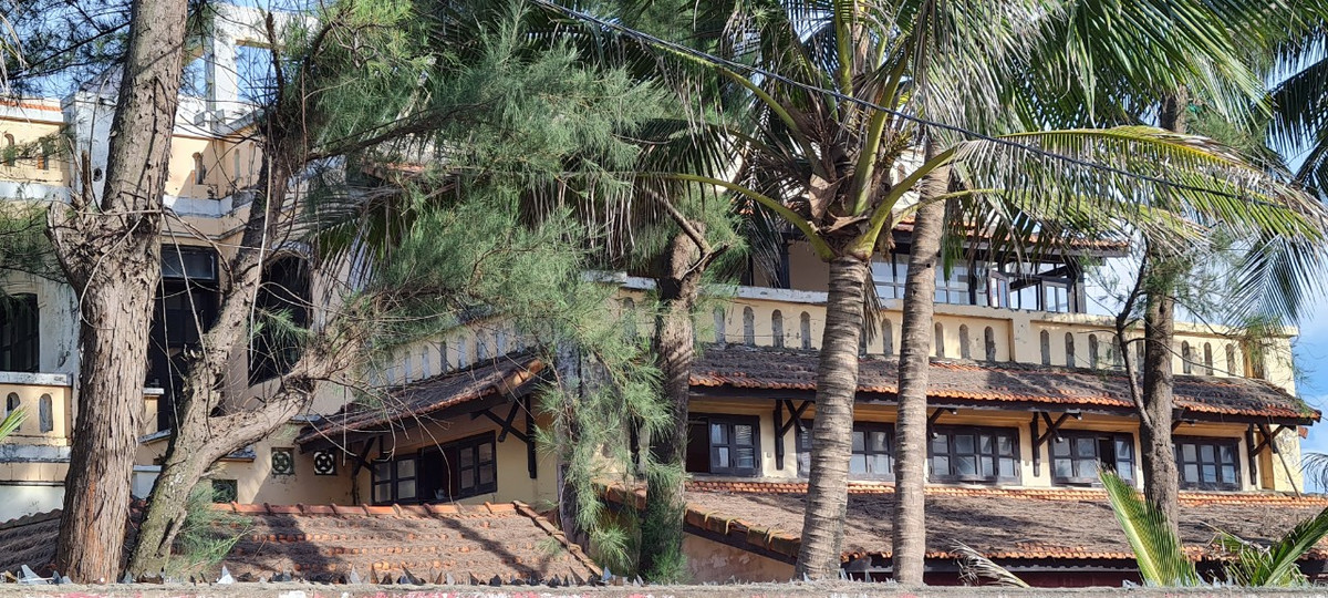 Ngôi nhà bỏ hoang ngay vị trí đắc địa ở một bãi biển tuyệt đẹp vẫn là điều bí ẩn.