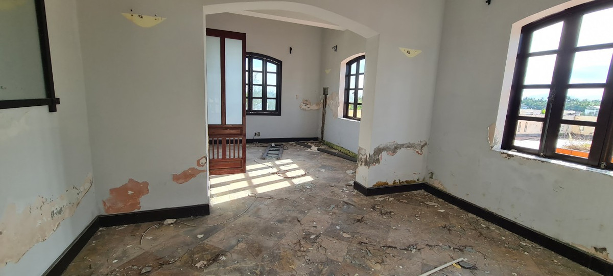 Nền gạch đã bắt đầu bong tróc.