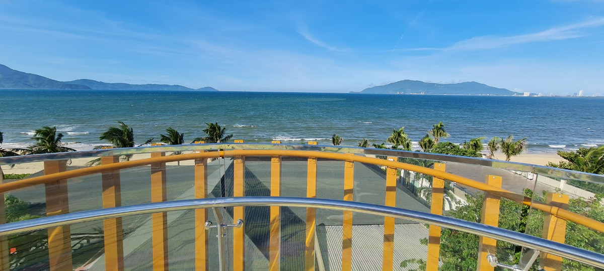 Đứng trên cầu, thu vào tầm mắt của du khách là biển xanh ngắt một màu, xa xa là bán đảo Sơn Trà và đèo Hải Vân.