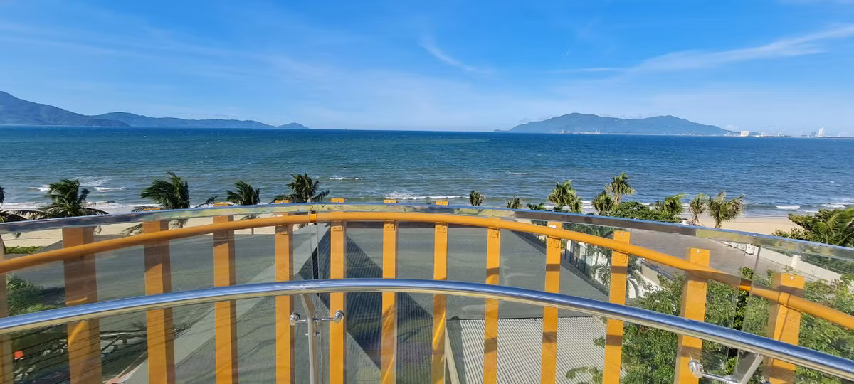 Đứng trên cầu, thu vào tầm mắt của du khách là biển xanh ngắt một màu, xa xa là bán đảo Sơn Trà và đèo Hải Vân.