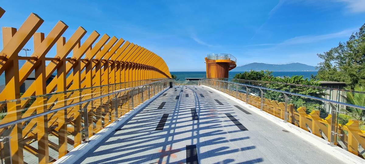 ây là cầu vượt đi bộ đầu tiên trên tuyến đường Nguyễn Tất Thành dài 13 km và cũng là cầu bộ hành trên cao đầu tiên ven biển Đà Nẵng.