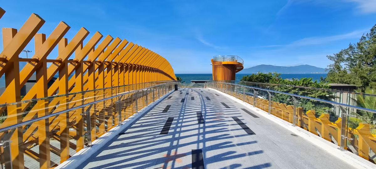 Đây là cầu vượt đi bộ đầu tiên trên tuyến đường Nguyễn Tất Thành dài 13 km và cũng là cầu bộ hành trên cao đầu tiên ven biển Đà Nẵng.